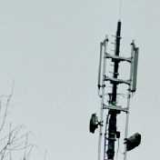 Gefahr an der Verbindungsbahn, dieser Mast ist grösser als 6 Meter und entspricht der Bauvorschriften nicht!!