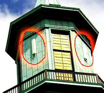 Funkanlage Kirche Barmbek-Süd/Winterhude
Irgendetwas stimmt mit dieser Kirche nicht...
Jetzt mal im Detail:
Gut getarnte Antennen. Sie voll abzudecken würde die Leistung zu stark mindern, deshalb hat man sie farblich angepasst.Schade nur, daß sie (noch?) nicht in der RegTP-Datenbank zu finden sind.