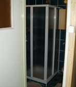 Die Dusche befindet sich im WZ