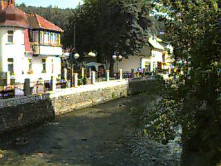 Der Fluß und Häuser in der naähe des Sendeturmes